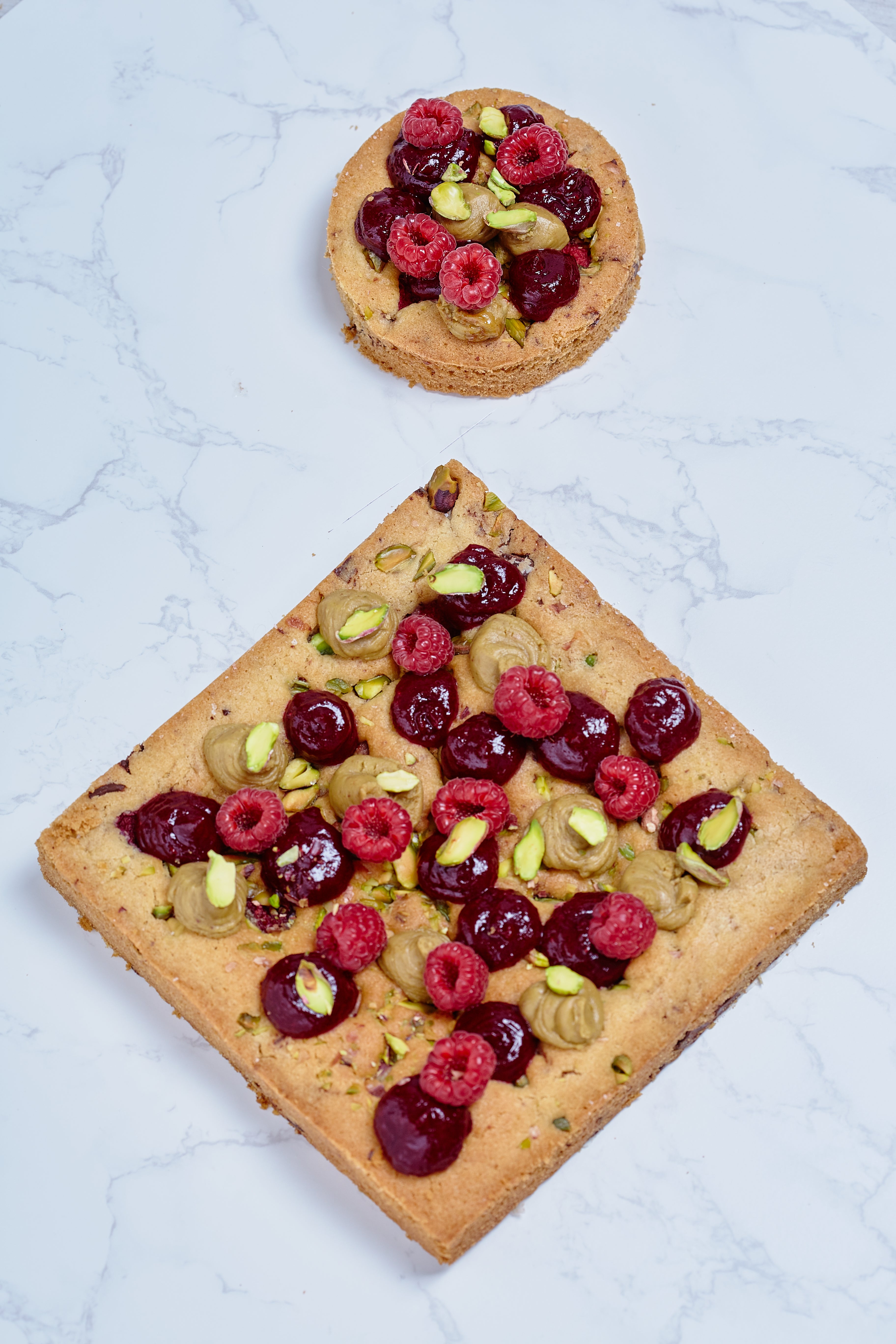 XXL Pistachio, Raspberry & Caramel Cookie